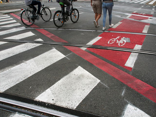 Fahrradweg, Zebrastreifen und Straßenbahnschienen, Passanten