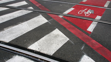 Fahrradweg, Zebrastreifen und Straßenbahnschienen