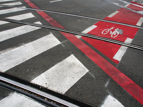 Fototapeta Fahrradweg, Zebrastreifen und Straßenbahnschienen