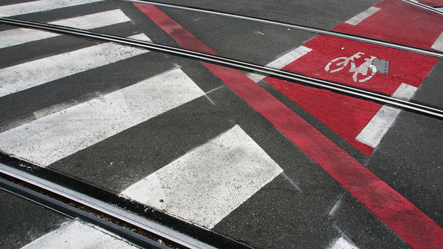 Fototapeta Fahrradweg, Zebrastreifen und Straßenbahnschienen