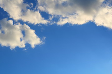 Wolken am blauen Himmel