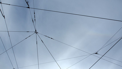 Nahverkehrsnetz: Oberleitung einer Straßenbahn-Kreuzung