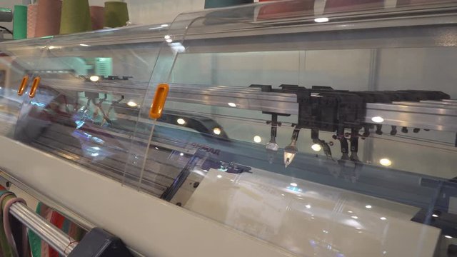 Manufacture of knitwear, modern flat Knitting Machine