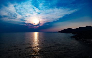 Coucher de soleil sur la côte de Quercianella, Livorno, Italie
