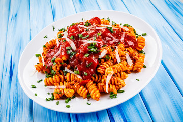 Fusilli with meat, tomato sauce and vegetables