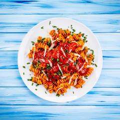 Fusilli with meat, tomato sauce and vegetables