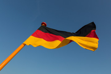 Deutschlandflagge mit blauen Himmel 