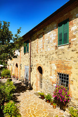 Fototapeta na wymiar Façade d'une vieille maison en briques, Toscane, Italie