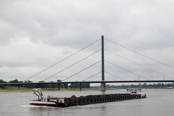 vollansicht der brücke über den rhein in düsseldorf deutschland fotografiert während einer sightseeing tour auf dem rhein in düsseldorf deutschland mit weitwinkel objektiv