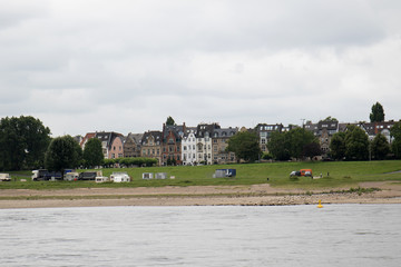 blick auf das rheinufer in düsseldorf deutschland fotografiert während einer sightseeing tour auf...