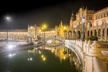 Fototapeta na wymiar nocturna en la plaza de España de Sevilla