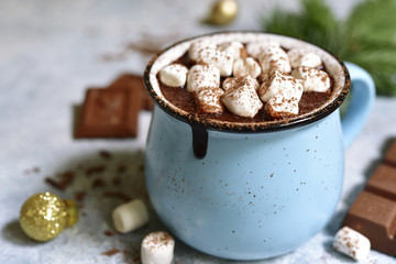 Chocolat chaud festif fait maison dans une tasse vintage bleue.