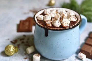 Crédence de cuisine en verre imprimé Chocolat Chocolat chaud festif fait maison dans une tasse vintage bleue.