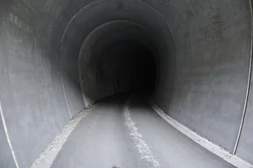 Photo sur Aluminium Tunnel 先の見えないトンネル