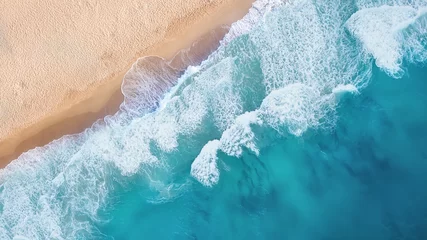Deurstickers Luchtfoto strand Strand en golven van bovenaanzicht. Turkoois water achtergrond van bovenaanzicht. Zomer zeegezicht vanuit de lucht. Bovenaanzicht van drone. Reisconcept en idee