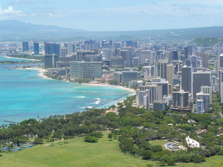 Nahaufnahme: Aussicht vom Diamond Head auf Waikiki Beach - obrazy, fototapety, plakaty