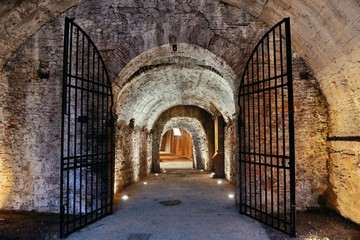 Lucca tunnel - obrazy, fototapety, plakaty