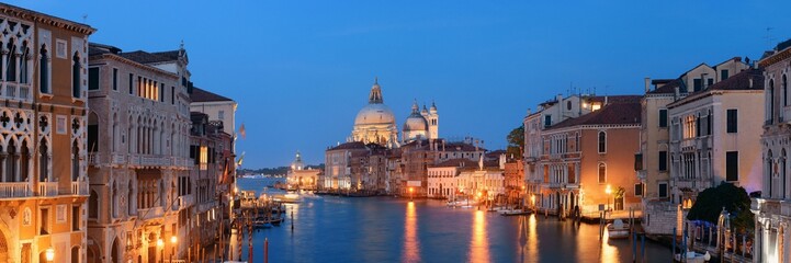 Obraz na płótnie Canvas Venice Grand Canal viewed at night