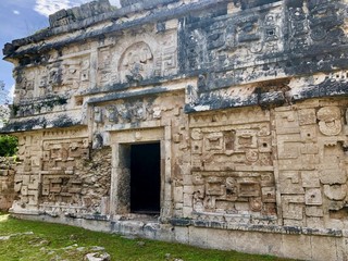 Fototapeta na wymiar hervorragend erhaltender Maya Tempel in Mexiko