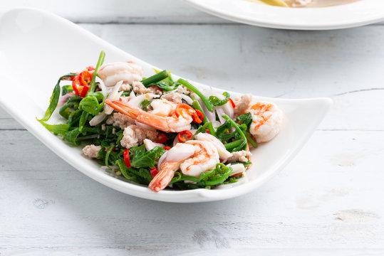 Hot and spicy vegetable paco fern salad with shrimp.