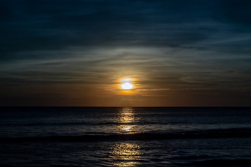 Obraz premium Blue Shaded Sunset at Karon Beach Over the Ocean