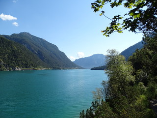 Fototapeta na wymiar Achensee in Tirol, Bezirk Schwaz, Wanderweg zwischen Pertisau und Achenkirch über die Gaisalm