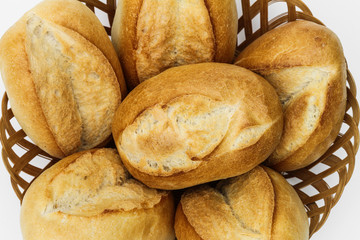 Frische Frühstücksbrötchen im Brotkorb