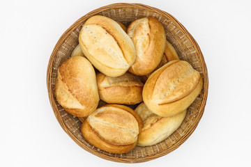 Frische Frühstücksbrötchen im Brotkorb