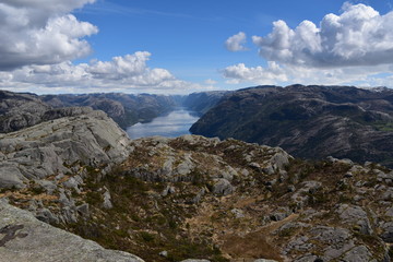 Der Lysefjord, vom Preikestolen aus betrachtet.