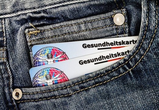 Gesundheitskarten in einer Hosentasche