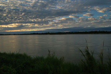 Fototapeta na wymiar Atmosphere sunset at the Mekong river is bordered by Thailand and Laos
