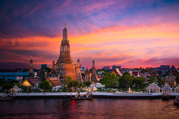 Obraz premium Atmosfera Wat Arun o zmierzchu, jest spektakularna, jest to ważna świątynia buddyjska i słynne miejsce turystyczne w Bangkoku w Tajlandii.