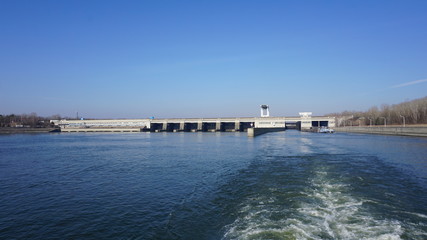 Schleuse Altenwörth, Donau, Österreich von einem Flusskreuzfahrtschiff