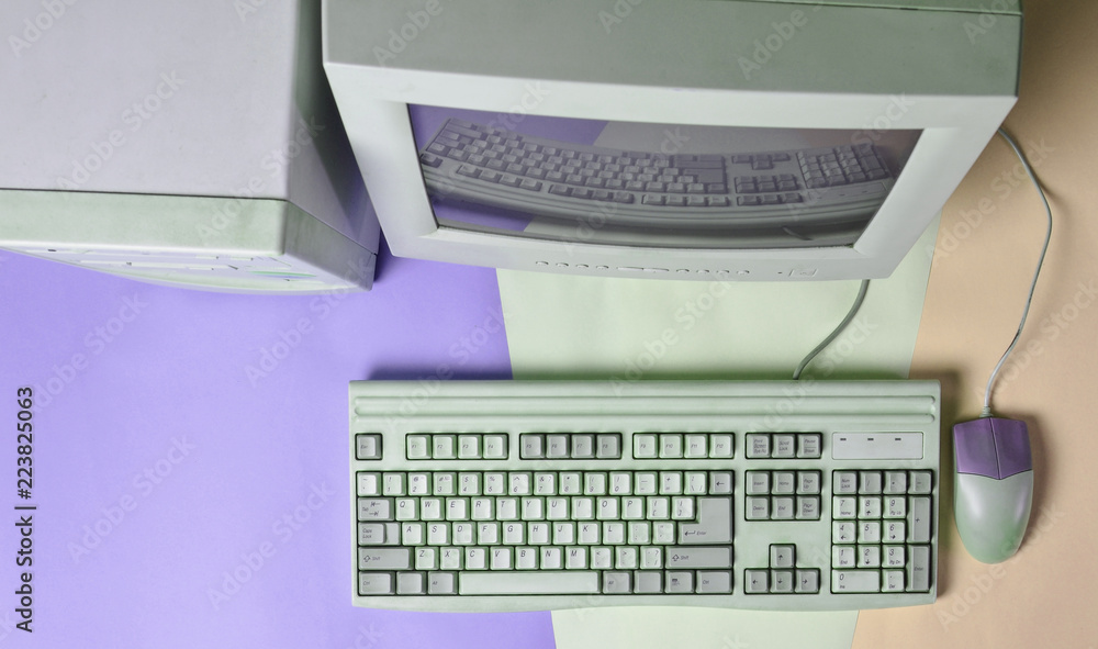 Aufkleber retro stationary computer on colored background. monitor, system unit, computer mouse. obsolete tech