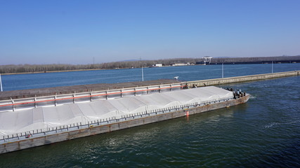 Fototapeta premium Schleuse, Donau, Österreich von einem Flusskreuzfahrtschiff