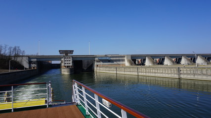 Schleuse, Donau, &Ouml;sterreich von einem Flusskreuzfahrtschiff