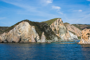 Fototapeta na wymiar Splendida costa selvaggia dell'isola di Ponza in Lazio, Italia