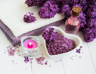 Fototapeta na wymiar spa products and lilac flowers