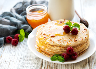 Delicious pancakes with raspberries