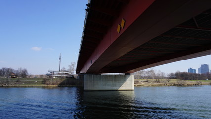 Br&uuml;cken &uuml;ber der Donau zwischen Krems in der Wachau und Wien im Fr&uuml;hling