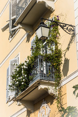 Fototapeta na wymiar Hausfassade mit Blumen in Ajaccio auf Korsika