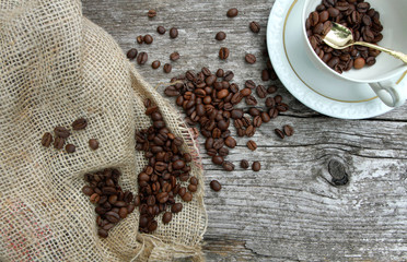 Kaffeebohnen mit Jutesack und Tässchen