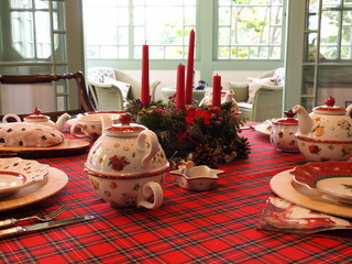 タータンチェックのテーブルクロスとティーポット