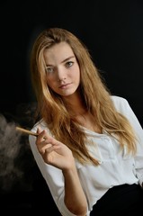 Obraz premium Young female with cigarillo and glass of whiskey