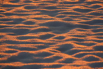 Schneewellen im Morgenrot