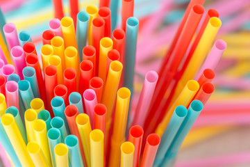 Rainbow colors plastic straws - obrazy, fototapety, plakaty