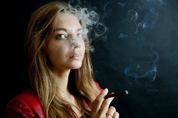 Obraz premium Young female smoking cigarillo