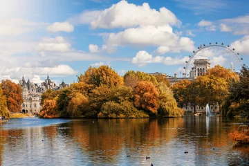 Foto auf Alu-Dibond Der St. James Park in London im Herbst bei goldenem Sonnenscheim, Großbritannien © moofushi