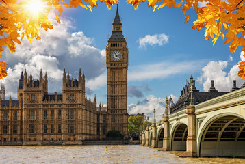 Fototapeta na wymiar London im Herbst: Blick auf den Big Ben Turm am Westminster Palast bei goldenem Sonnenschein