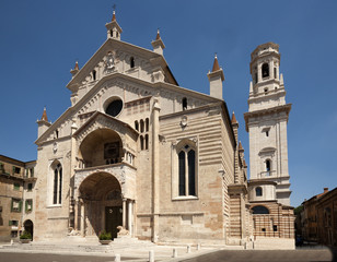 Fototapeta na wymiar facade of the catholic middle ages romanic cathedral of San Zeno in Verona